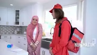زوجة عربية مفلس تحتضن الحياة الحرام
