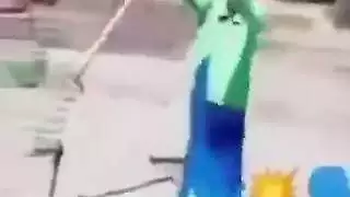 امرأة تحلق مع تعليق باللغة العربية