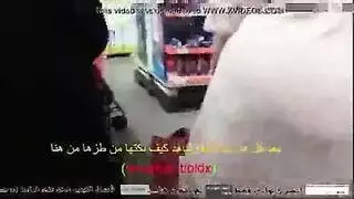 أمريكي يلاحق امرأة ساخنة سمينة ويتحرش بها وتستجيب و ينيكها في المول