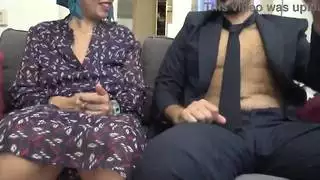 هذه الزوجة التركية المسلمة تصاب بالصدمة عندما يريد رئيسها ممارسة الجنس مع الديوث !!!