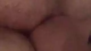 امرأة سمراء أنيقة محطمة ، ترتدي كالي غايتون قناعًا على وجهها أثناء ممارسة الجنس