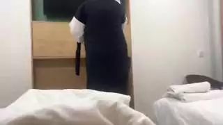 خادمة عربية تغوي عميل الفندق في الغرفة مع بوسها الضيق