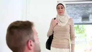 زوجة مسلمة تغش مع مساعدها الأمريكي الحجاب