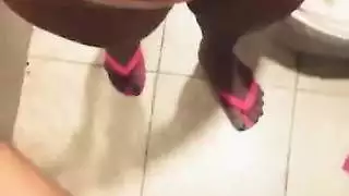 فضيحة شرموطة المعادى زوج اختى المتناك هاج عليا و انا لابسه جلبية قطن دخل ورايا الحمام و فضل يزنق فيا و فشخنى سكس مصرى