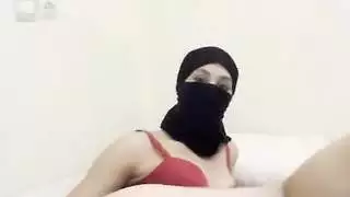 فتاة عربية خجولة الحجاب في النقاب يستمني ببطء ويفرك بوسها العصير