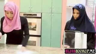 ضخمة الثدي العربية في سن المراهقة العذراء إيلا نوكس تمارس الجنس مع صديقها الأب