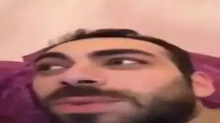 الرجل التركي بالإصبع فتاته