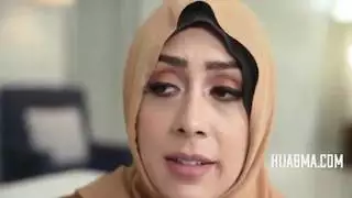 سيدة مسلمة مطلقة تصبح شهرة مطاردة الحجاب