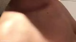 مفلس جدًا تصنع شريطًا جنسيًا للهواة محلي الصنع