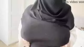 وأظهرت زوجة الصديق العربية الثدي