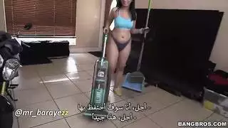 صاحب المنزل ينيك الخادمة الباكستانية وهي تنظف المنزل