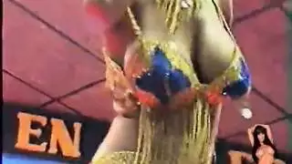 فتاة عربية عارية من السودان، تظهر جسدها وتلعب مع بوسها على عرض الرقص العربي في
