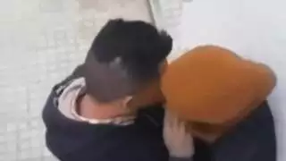 التقطت الكاميرا الخفية امرأة في الحجاب امتص صديق في الشارع