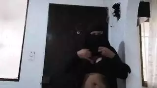 جبهة مورو المسلمة العربية الخطوة العربية أمي ركوب الخيل دسار الشرج والخوائف في حجاب النقاب الأسود على كاميرا الويب
