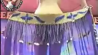 رقص عارية عربي على الساحة العامة